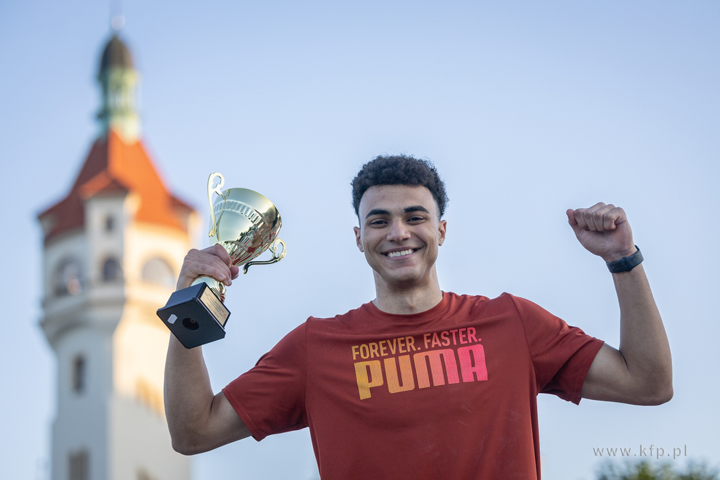 REKORDOWA TYCZKA NA MOLO. SEIFELDIN ABDELSALAM SKOCZYŁ 5,90 M