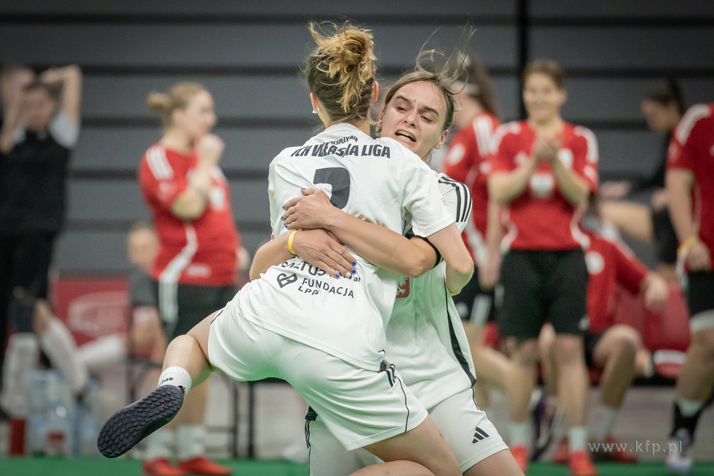 DZIEWCZYNY GRAJĄ FAIR