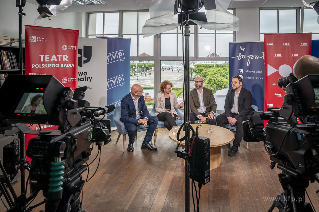KONFERENCJA - DWA TEATRY