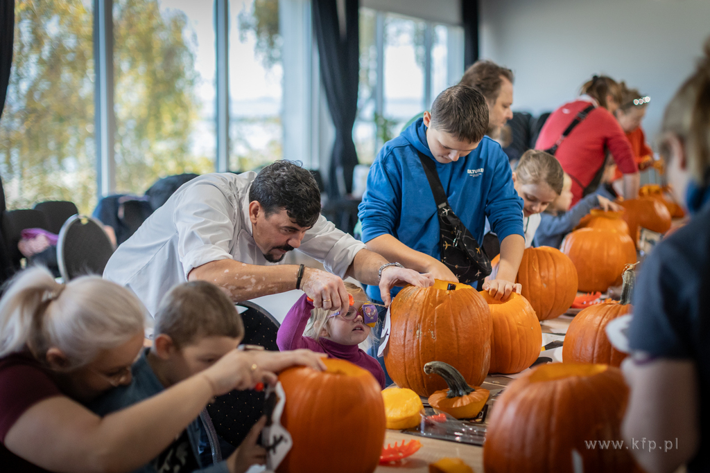 MEWA SOPOCIANKA. WYCINANIE HALLOWEENOWYCH DYŃ