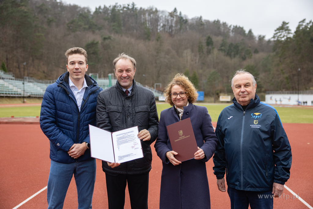 BUDOWA ZAPLECZA TRENINGOWEGO STADIONU LEKKOATLETYCZNEGO W SOPOCIE - PODPISANIE UMOWY