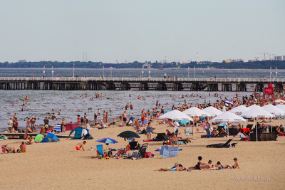 Sopot, plaża.  Nz. Tłum plażowiczów.  25.07.2022...