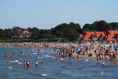 Sopot, plaża.  Nz. Tłum plażowiczów.  25.07.2022...