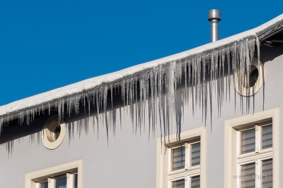 Sopot. Zwisające sople z dachu. 15.02.2026 / fot....
