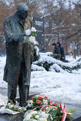 Złożenie kwiatów pod pomnikiem Władysława Bartoszewskiego....