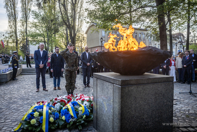 Złożenie kwiatów pod pomnikiem Martyrologii Polskich...