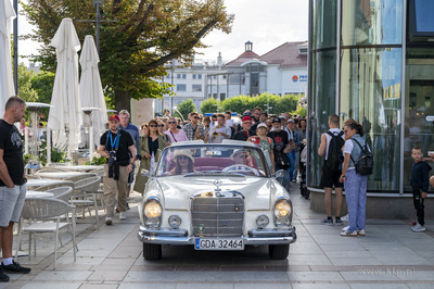Sopot. Parada ulicą Bohaterów Monte Cassino do muszli...