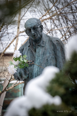 Złożenie kwiatów pod pomnikiem Władysława Bartoszewskiego....