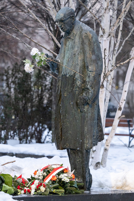 Złożenie kwiatów pod pomnikiem Władysława Bartoszewskiego....