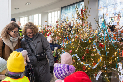 Sopot. Zapalenie światełek na ustrojonych przez dzieci...