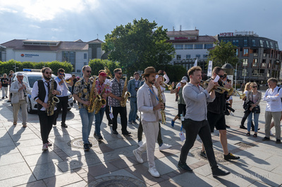 Sopot. Parada ulicą Bohaterów Monte Cassino do muszli...