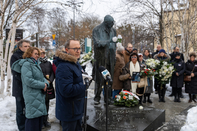 Złożenie kwiatów pod pomnikiem Władysława Bartoszewskiego....