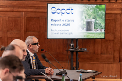 Sesja Rady Miasta Sopotu. Nz. prof. dr hab. Piotr Stepnowski,...