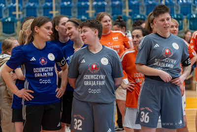 Hala 100-lecia w Sopocie.  Turniej piłki nożnej kobiet...