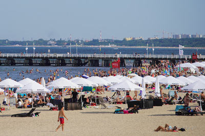 Sopot, plaża.  Nz. Tłum plażowiczów.  25.07.2022...