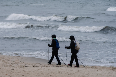 Chłodny, jesienny dzień na plaży w Sopocie. 16.11.2022...