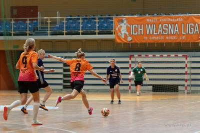 Hala 100-lecia w Sopocie.  Turniej piłki nożnej kobiet...