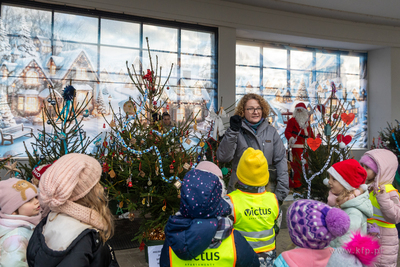 Sopot. Zapalenie światełek na ustrojonych przez dzieci...