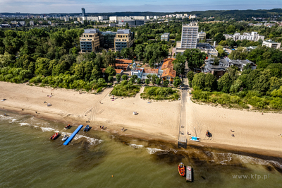 Wejscie na plażę na wysokości SKŻ i WOPR w Sopocie.
01.08.2022
fot....