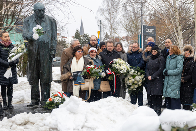 Złożenie kwiatów pod pomnikiem Władysława Bartoszewskiego....