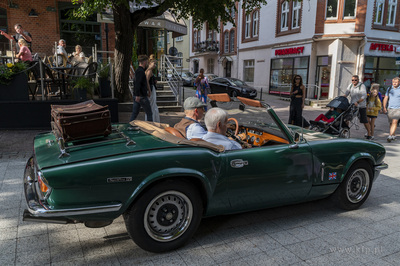 Sopot. Parada ulicą Bohaterów Monte Cassino do muszli...