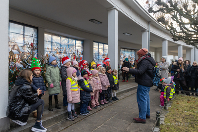 Sopot. Zapalenie światełek na ustrojonych przez dzieci...