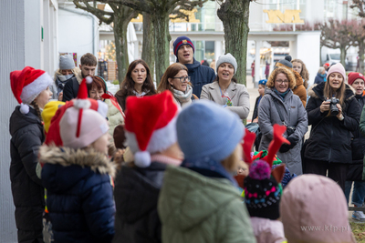Sopot. Zapalenie światełek na ustrojonych przez dzieci...