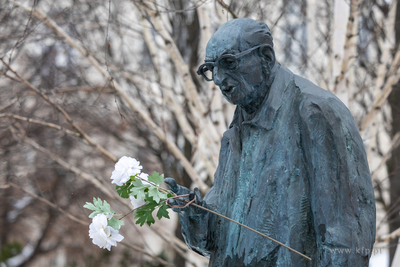 Złożenie kwiatów pod pomnikiem Władysława Bartoszewskiego....