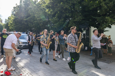 Sopot. Parada ulicą Bohaterów Monte Cassino do muszli...