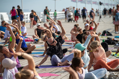 Joga na molo w Sopocie. 17.08.2024. Fot. Konrad Kosycarz...