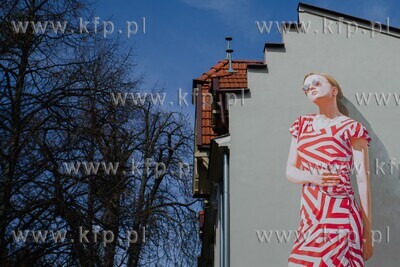 Wiosenny Sopot, ul.  Haffnera.  Nz. Mural "Turystka"...