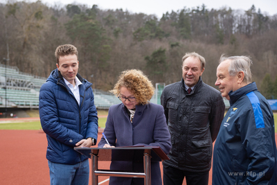Podpisanie umowy na finansowanie budowy  strefy rozgrzewkowej,...