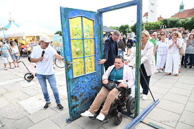 Symboliczne przejście przez Drzwi do Tolerancji. Marsz...