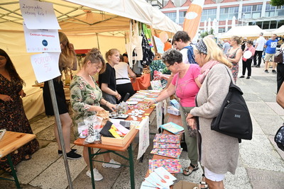 Symboliczne przejście przez Drzwi do Tolerancji. Marsz...