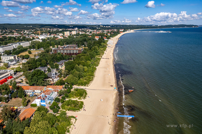 Wejscie na plażę na wysokości SKŻ i WOPR w Sopocie.
01.08.2022
fot....