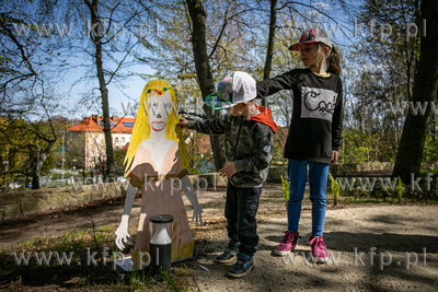 Sopocka Majówka z biblioteką przy ulicy Goyki. Szukanie...