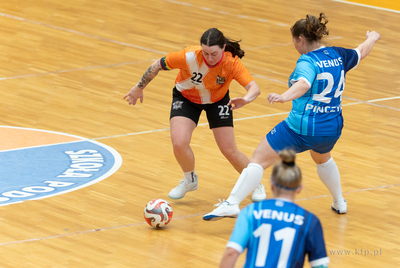 Hala 100-lecia w Sopocie.  Turniej piłki nożnej kobiet...