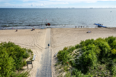 Wejscie na plażę na wysokości SKŻ i WOPR w Sopocie.
01.08.2022
fot....