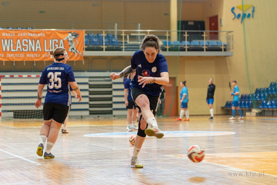 Hala 100-lecia w Sopocie.  Turniej piłki nożnej kobiet...