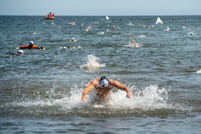 Wyścig pływacki dookoła mola w Sopocie. 20.07.2024....