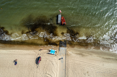 Wejscie na plażę na wysokości SKŻ i WOPR w Sopocie.
01.08.2022
fot....