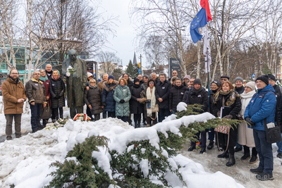 Złożenie kwiatów pod pomnikiem Władysława Bartoszewskiego....