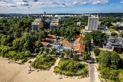 Wejscie na plażę na wysokości SKŻ i WOPR w Sopocie.
01.08.2022
fot....