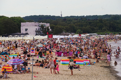 Sopot, plaża.  Nz. Tłum plażowiczów.  25.07.2022...