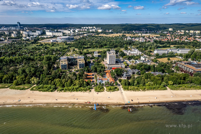 Wejscie na plażę na wysokości SKŻ i WOPR w Sopocie.
01.08.2022
fot....