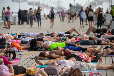 Joga na molo w Sopocie. 17.08.2024. Fot. Konrad Kosycarz...