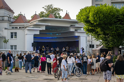 Sopot. Parada ulicą Bohaterów Monte Cassino do muszli...