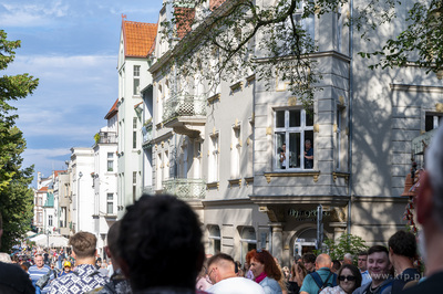 Sopot. Parada ulicą Bohaterów Monte Cassino do muszli...