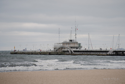 Chłodny, jesienny dzień na plaży w Sopocie. 16.11.2022...