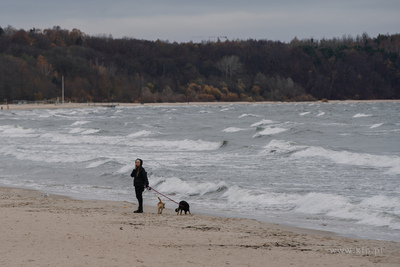 Chłodny, jesienny dzień na plaży w Sopocie. 16.11.2022...